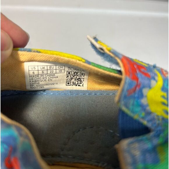 Toms Dino printed canvas shoe unisex size 6 - Picture 10 of 10